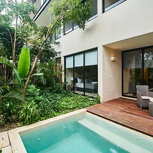 https://jungle-luxury-tulum-condo-private-pool-jacuzzi.quintano-roohotels.com