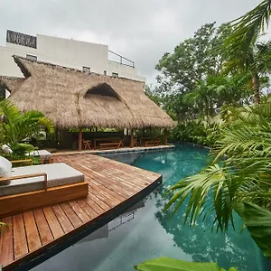 https://jungle-luxury-tulum-condo-private-pool-jacuzzi.quintano-roohotels.com